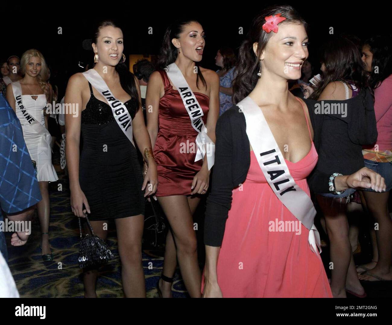 Miss Universe Teilnehmer besuchen die Band vom TV-Konzert in Atlantis auf Paradise Island auf den Bahamas. 8/8/09. Stockfoto