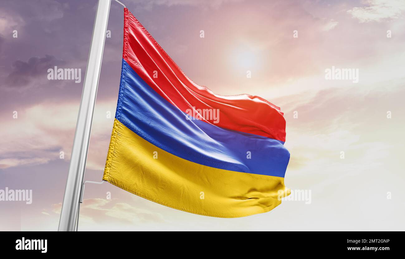 armenien schwenkt mit der Flagge am wunderschönen Himmel. Stockfoto