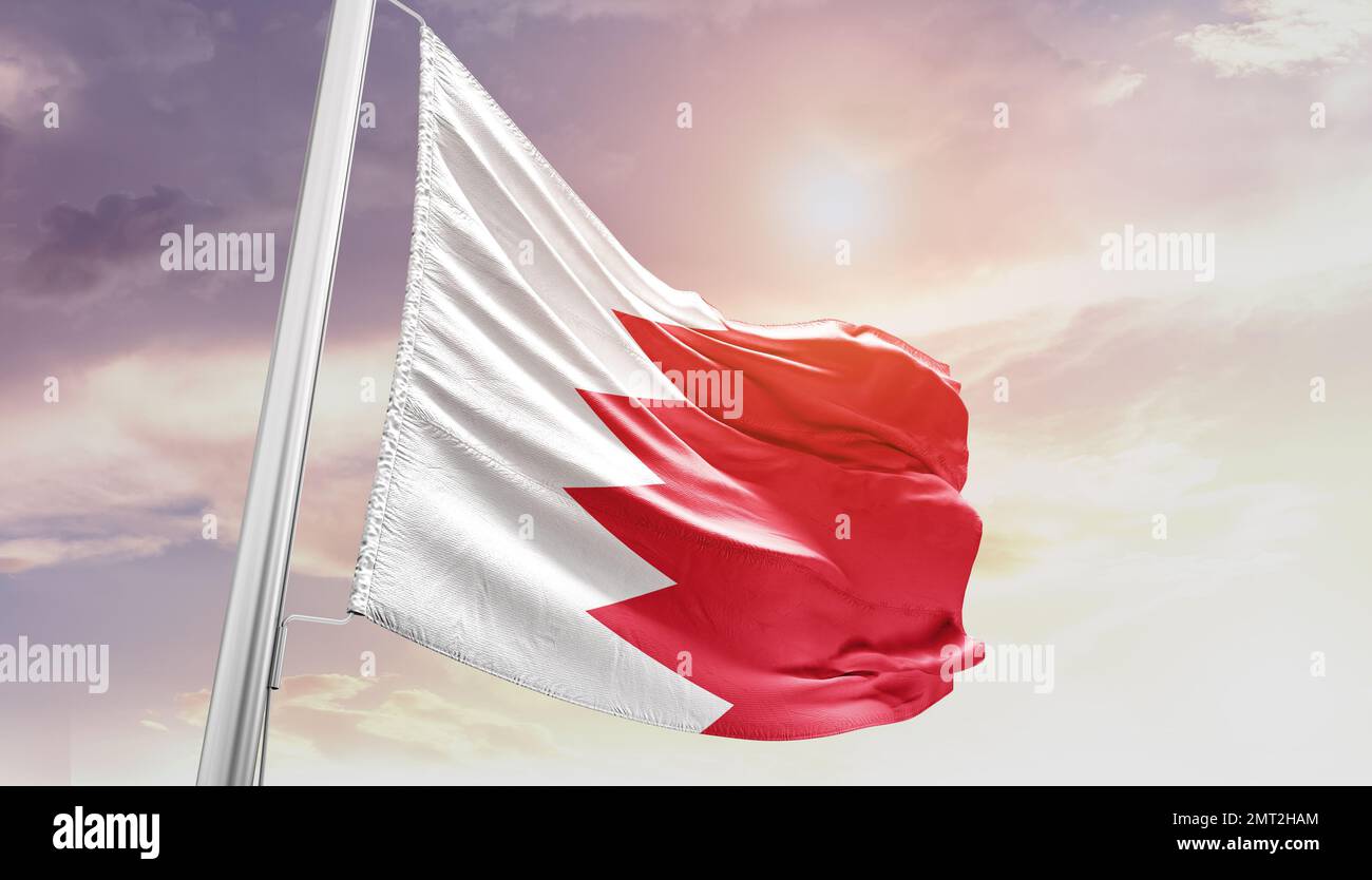 bahrain winkt mit der Flagge am wunderschönen Himmel. Stockfoto