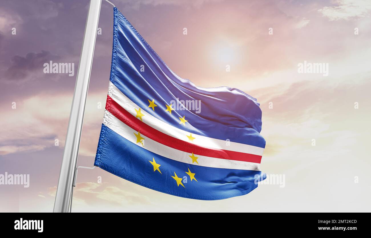 cabo verde schwenkt die Flagge am wunderschönen Himmel. Stockfoto