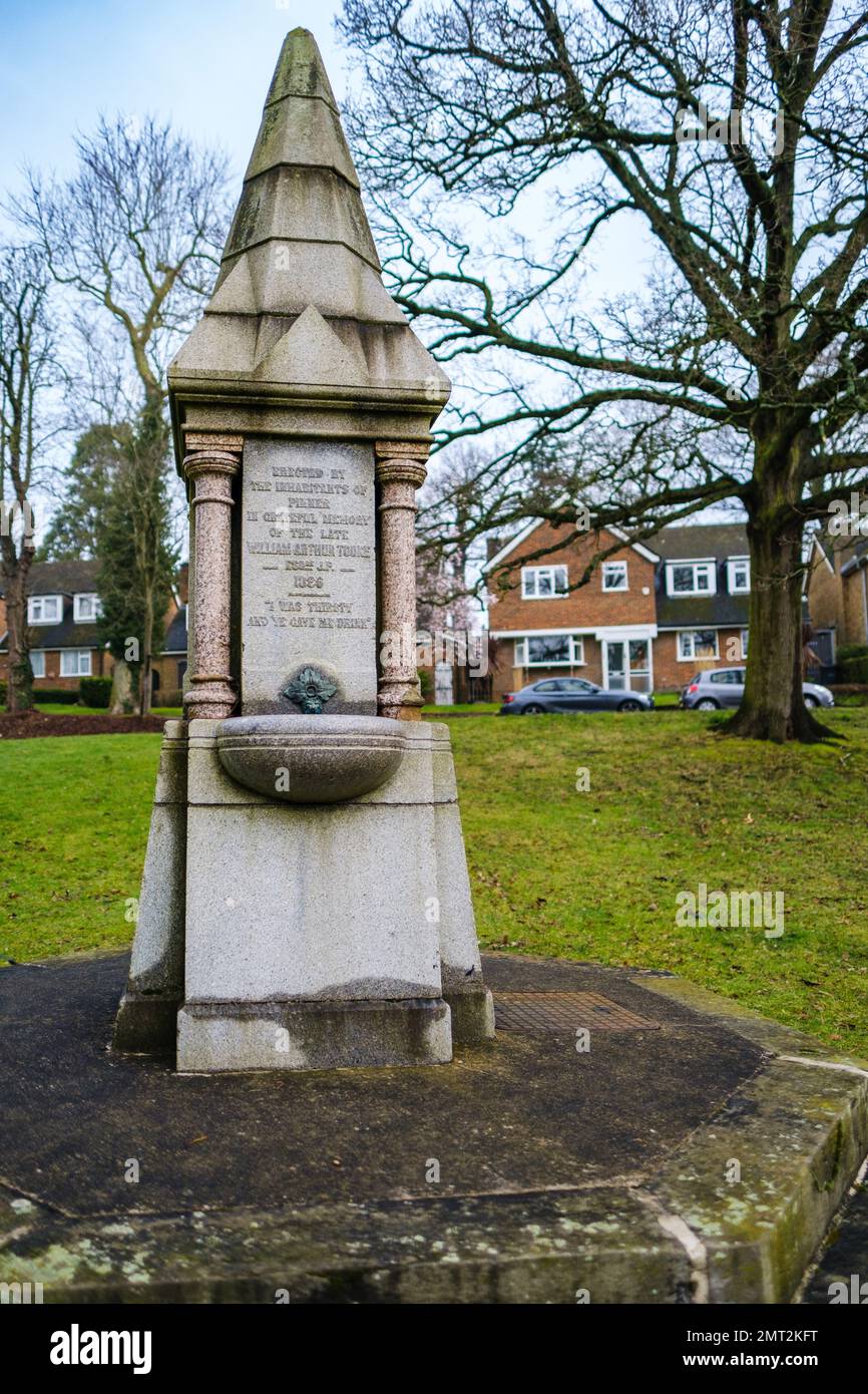 Granitbrunnen, errichtet 1886 in Tookes Green Moss LN, Pinner erinnert an William Arthur Tooke, der im Pinner Hill House, NW London, lebte Stockfoto