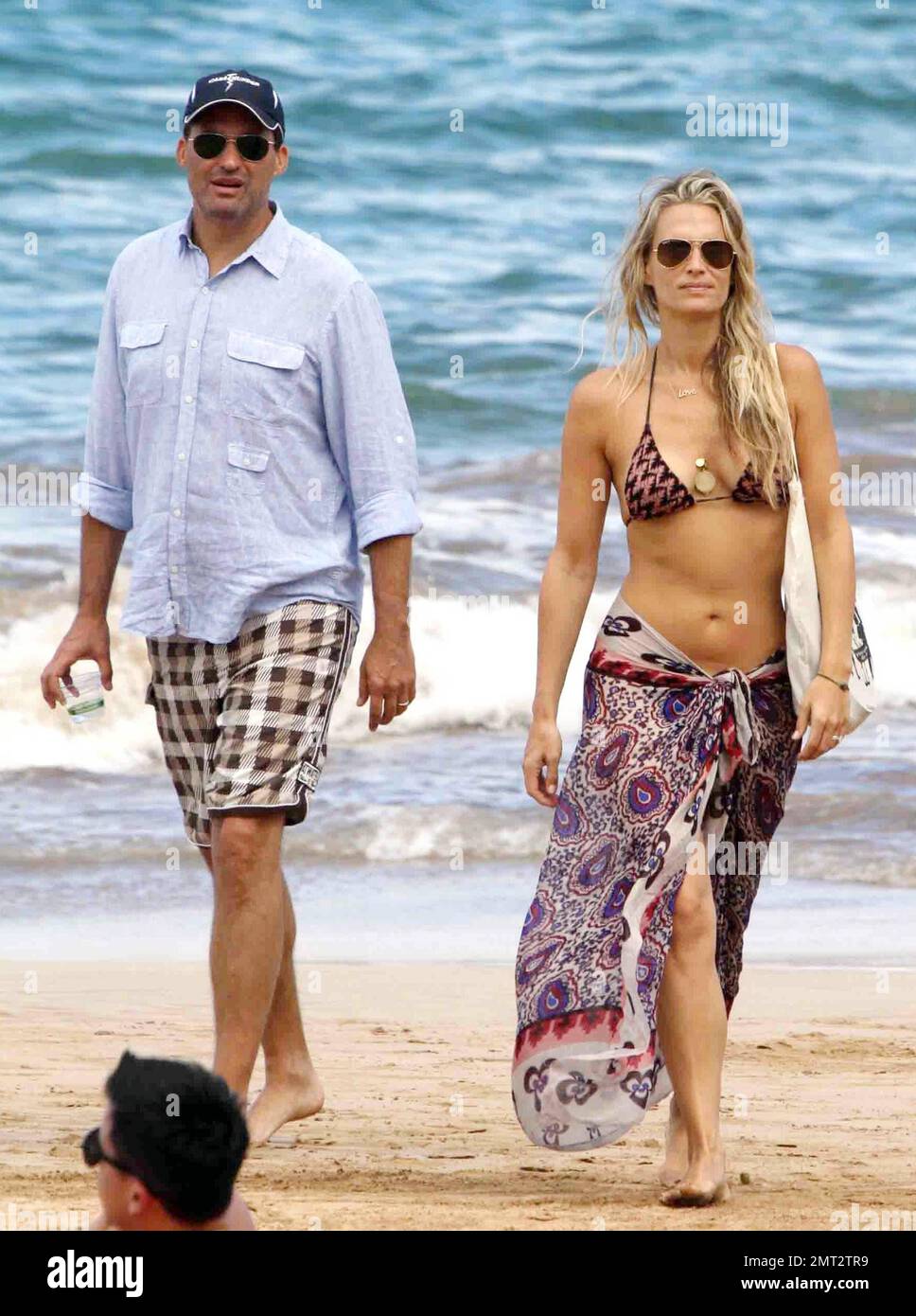 Die frisch Vermählten Molly Sims, 38, und Scott Stuber, 42, spazieren Hand in Hand am Strand, während sie ihre hawaiianischen Flitterwochen genießen. Sims trug einen gemusterten Bikini und Sarong und zeigte ihre Hochzeits- und Verlobungsringe, während die beiden einen romantischen Tag zusammen im wunderschönen tropischen Paradies verbrachten. Die Schauspielerin Sims und der Produzent „Whitney“ Stuber verlobten sich 2010 und datierten 1,5 Jahre vorher. Sie heirateten am Samstag in einer intimen Zeremonie in Napa Valley, Kalifornien. Zu den Gästen zählten Sims' 'Las Vegas Co-Star Josh Duhamel und seine Frau Fergie. Maui, Hi. 27. September 2011 Stockfoto