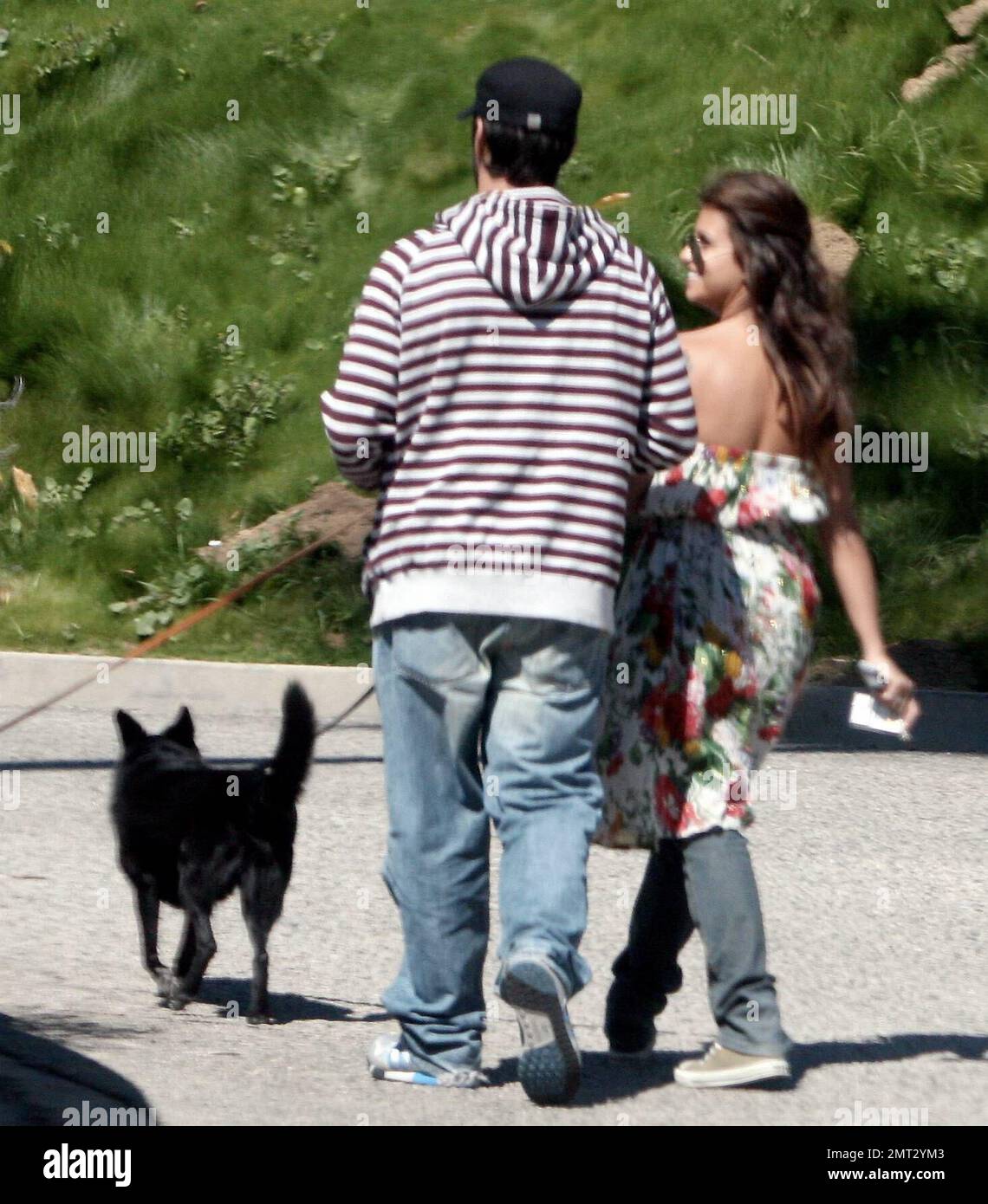 Exklusiv!! Monica Cruz und ein Freund gehen mit den Hunden in die Nähe von Schwester Penelope's Hollywood Hills, Kalifornien. Nach Hause. 2/24/07 Stockfoto