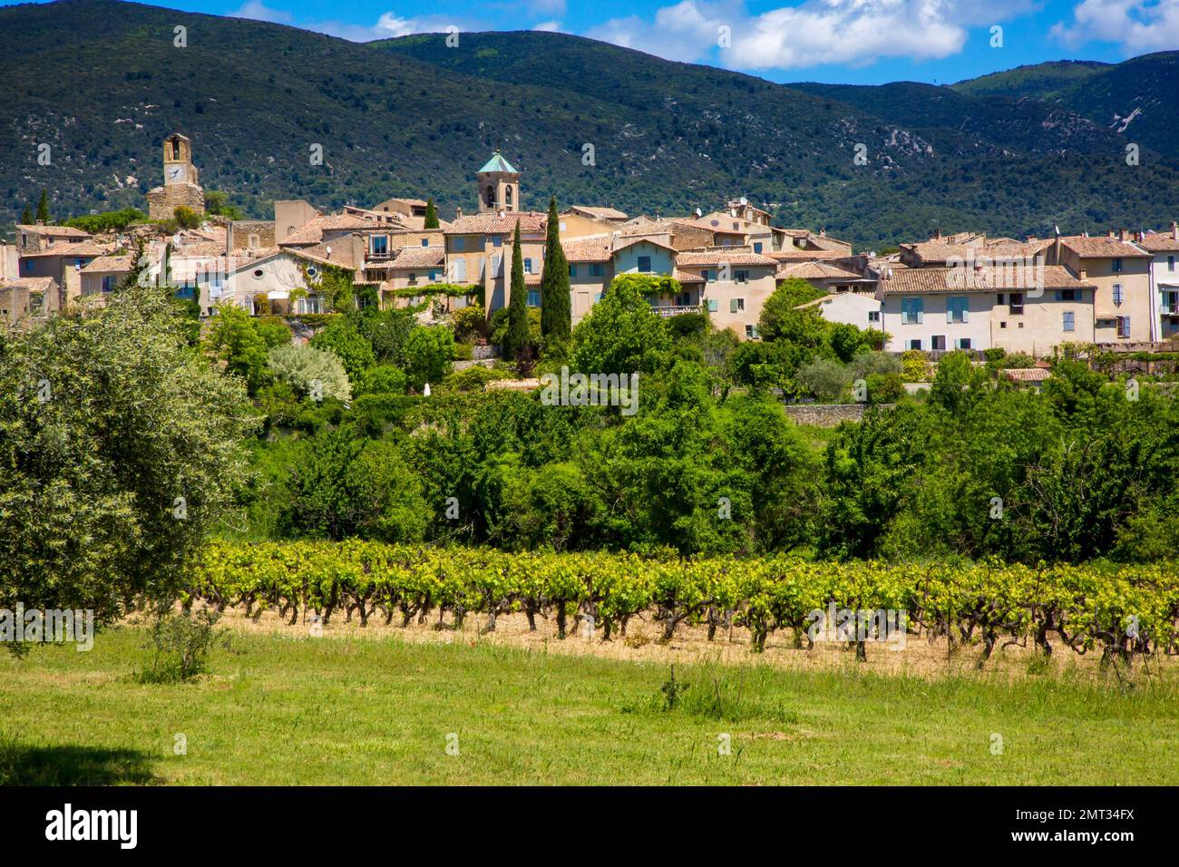 Frankreich. Die Provence. Vaucluse (84) Luberon Regional Natural Park. Das Dorf Lourmarin. Als eines der schönsten Dörfer Frankreichs bezeichnet Stockfoto