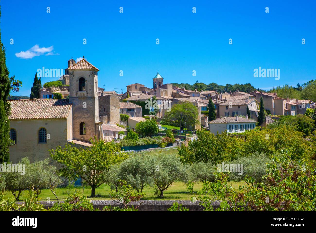 Frankreich. Die Provence. Vaucluse (84) Luberon Regional Natural Park. Das Dorf Lourmarin. Als eines der schönsten Dörfer Frankreichs bezeichnet Stockfoto