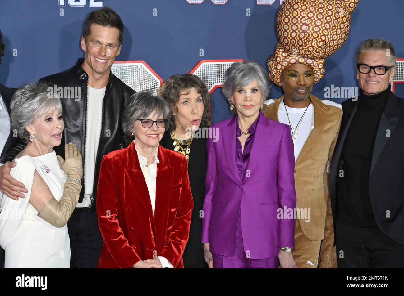 Los Angeles, USA. 31. Januar 2023. Rita Moreno, Tom Brady, Sally Field, Lily Tomlin, Jane Fonda, Billy Porter & Harry Hamlin bei der Premiere für „80 for Brady“ im Regency Village Theatre, Westwood. Bildnachweis: Paul Smith/Alamy Live News Stockfoto