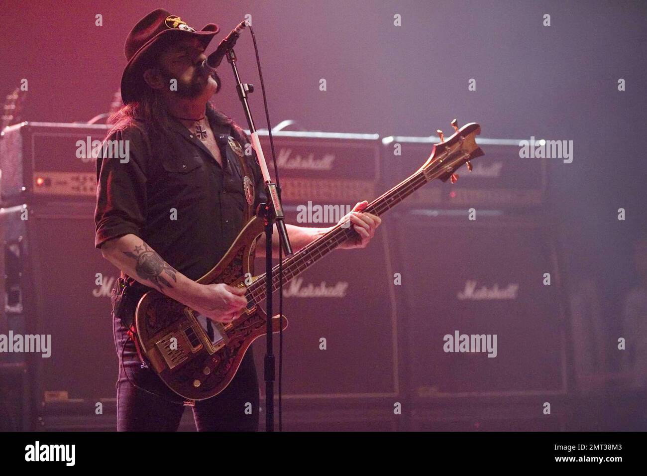 - Die legendäre britische Metallband Motorhead, angeführt von Bassist und Frontmann Lemmy (alias Ian Frasier Kilmister), tritt live im Hammersmith Apollo auf. London, Großbritannien. 11/28/09. Stockfoto