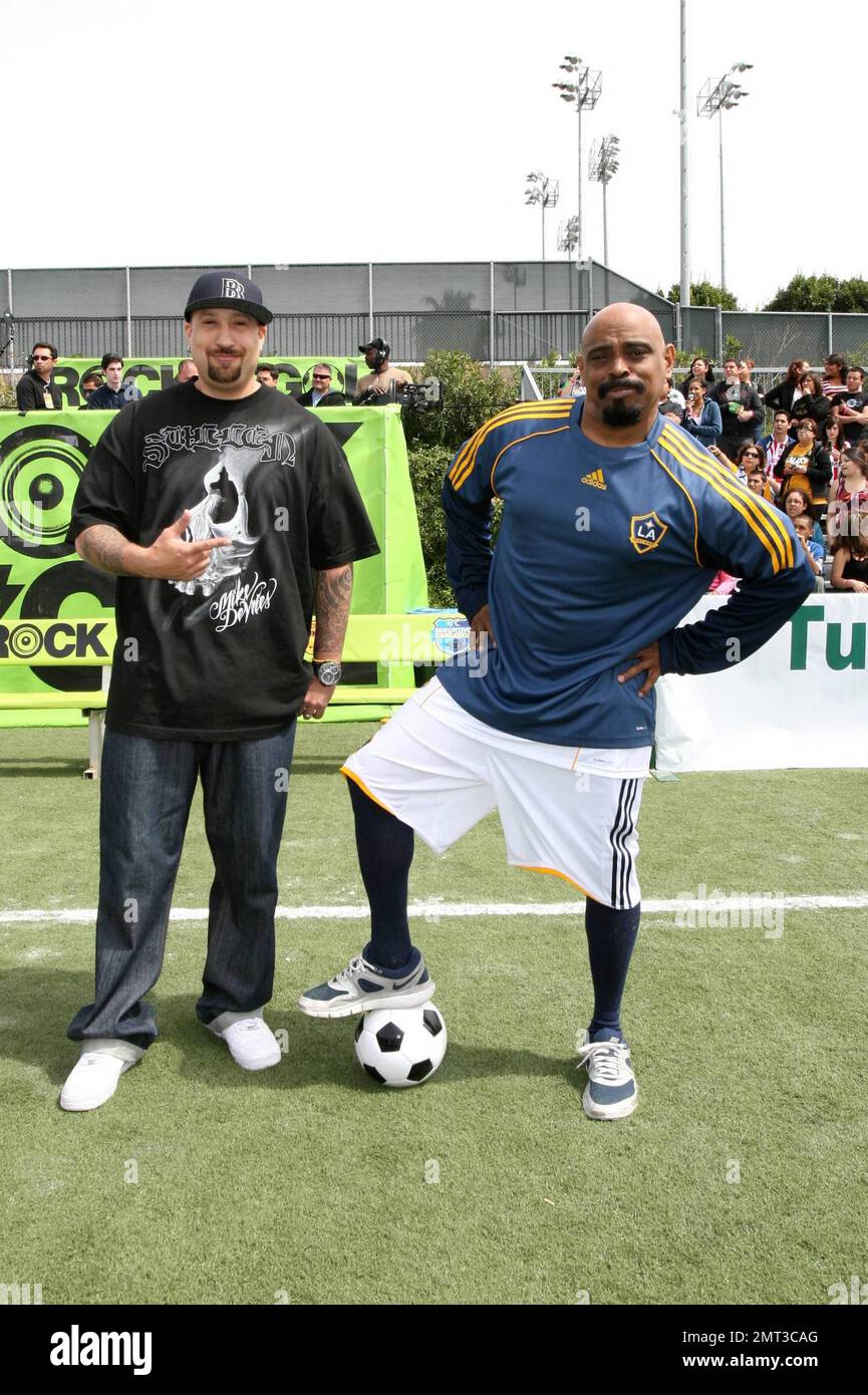 B-Real und Sen Dog von Cypress Hill auf dem Spielfeld während des Kick-Off-Spiels der MTV Tr3s „Rock N Gol“ Weltmeisterschaft. Carson, Kalifornien. 03/31/10. Stockfoto