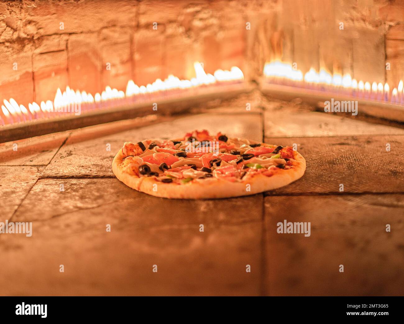 Eine Pizza im Ofen in nahöstlichem Essen Stockfoto