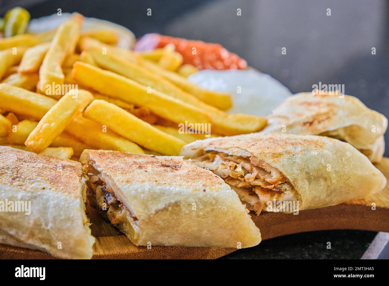 Hähnchen Shawarma mit Pommes Frites in nahöstlichem Essen Stockfoto