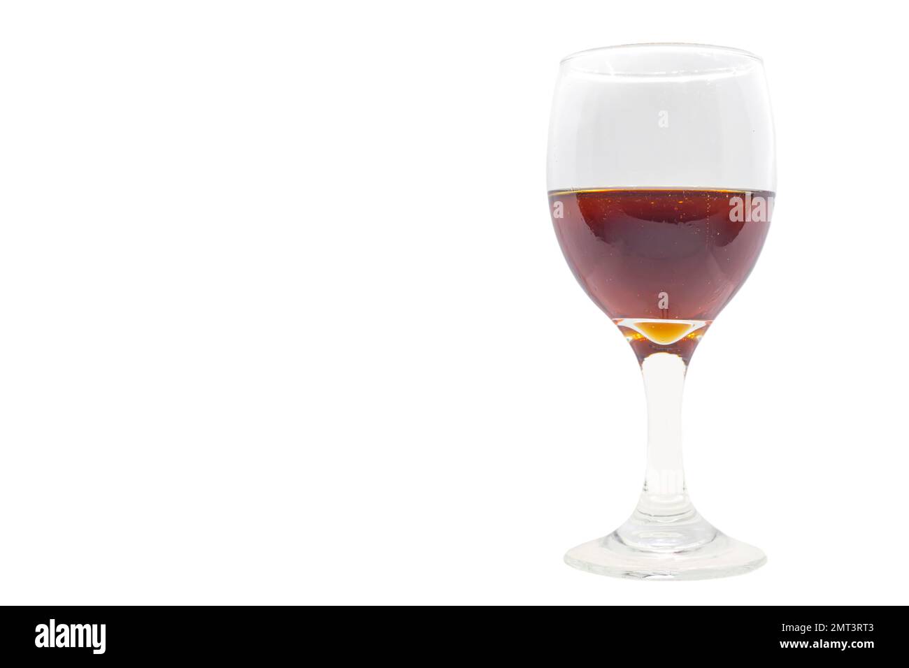 Ein Glas Rotwein isoliert auf weißem Hintergrund Stockfoto