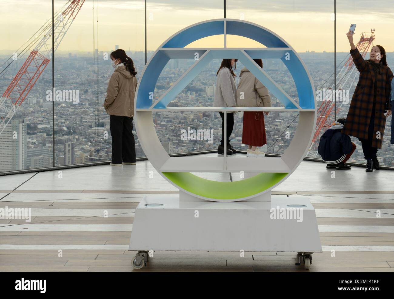 Touristen genießen die Aussicht vom Shibuya Sky Dach auf dem Scramble Square Gebäude in Shibuya, Tokio, Japan. Stockfoto