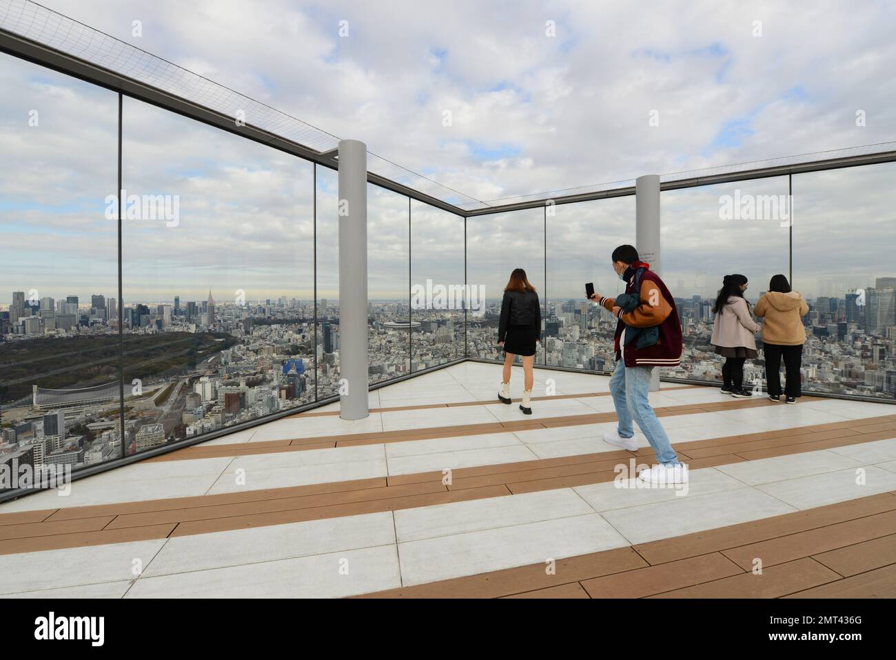 Touristen genießen die Aussicht vom Shibuya Sky Dach auf dem Scramble Square Gebäude in Shibuya, Tokio, Japan. Stockfoto