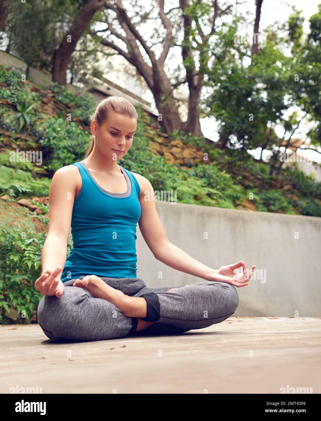 Je leiser du bist, desto mehr hörst du. Eine junge Frau, die draußen Yoga praktiziert. Stockfoto