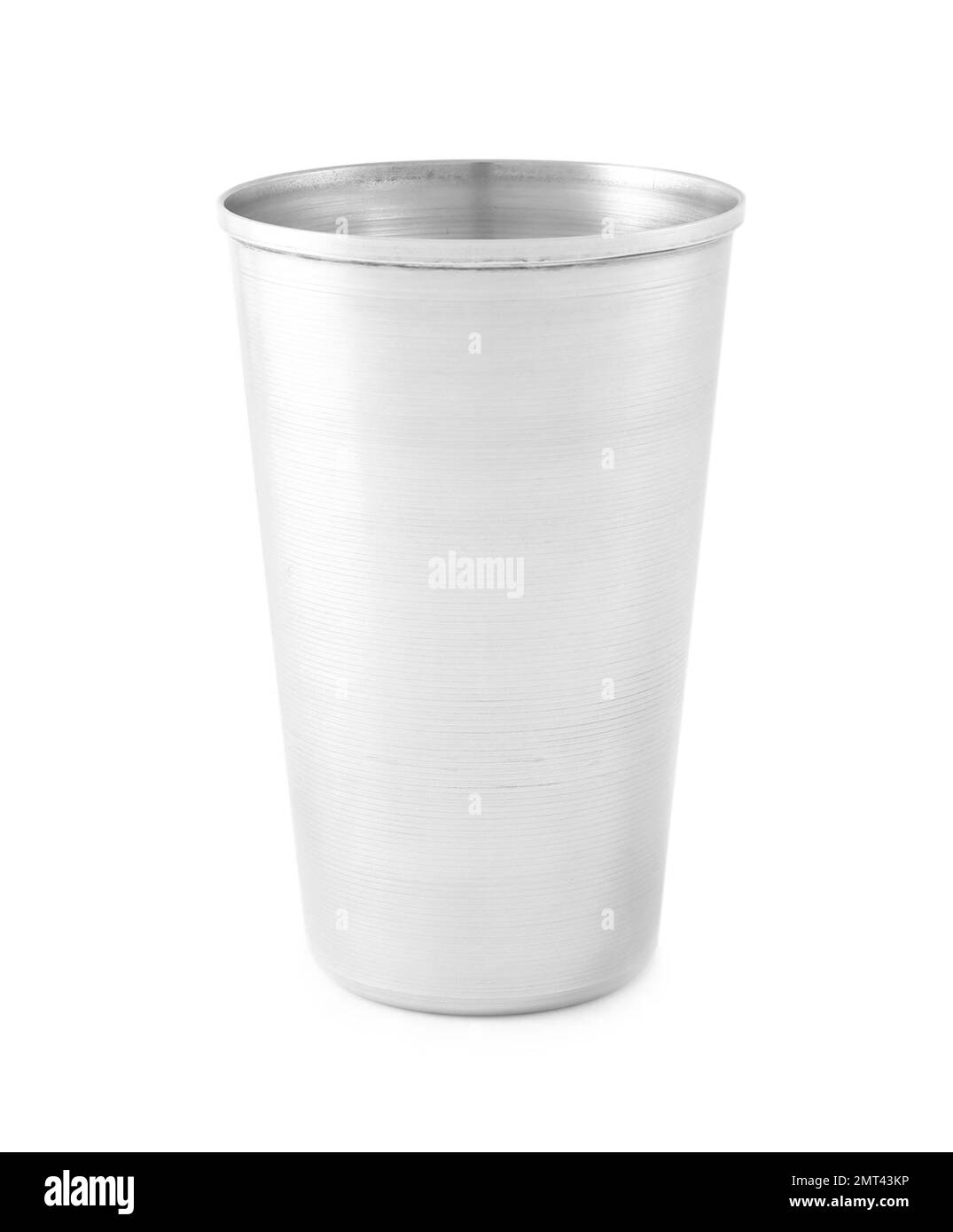 Leerer Metallrucker isoliert auf weiß. Barkeeper-Ausrüstung Stockfoto