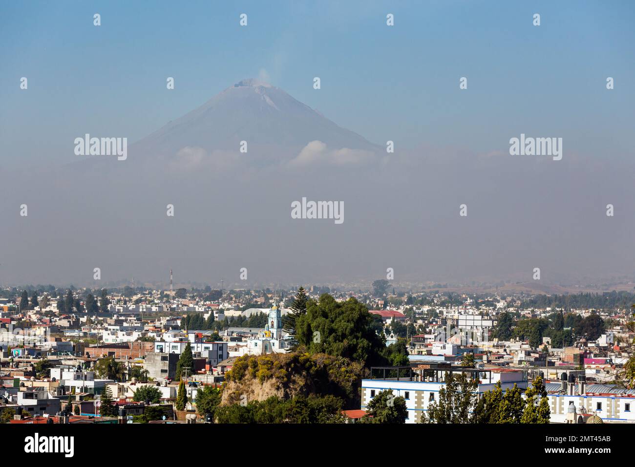 Wunderschönes Wahrzeichen aus Cholula in Puebla, Mexiko. Blick auf den Vulkan Popocatépetl und Iztaccíhuatl Stockfoto