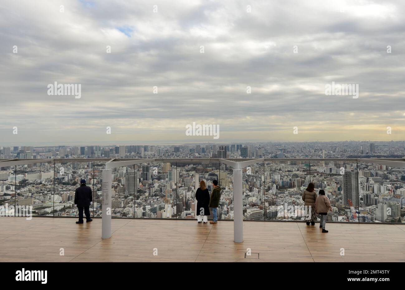 Touristen genießen die Aussicht vom Shibuya Sky Dach auf dem Scramble Square Gebäude in Shibuya, Tokio, Japan. Stockfoto