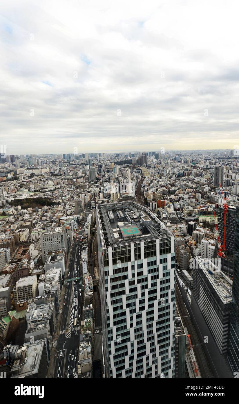 Ein Blick auf das Shibuya Stream Gebäude vom Dach des Scramble Square Gebäudes in Shibuya, Tokio, Japan. Stockfoto