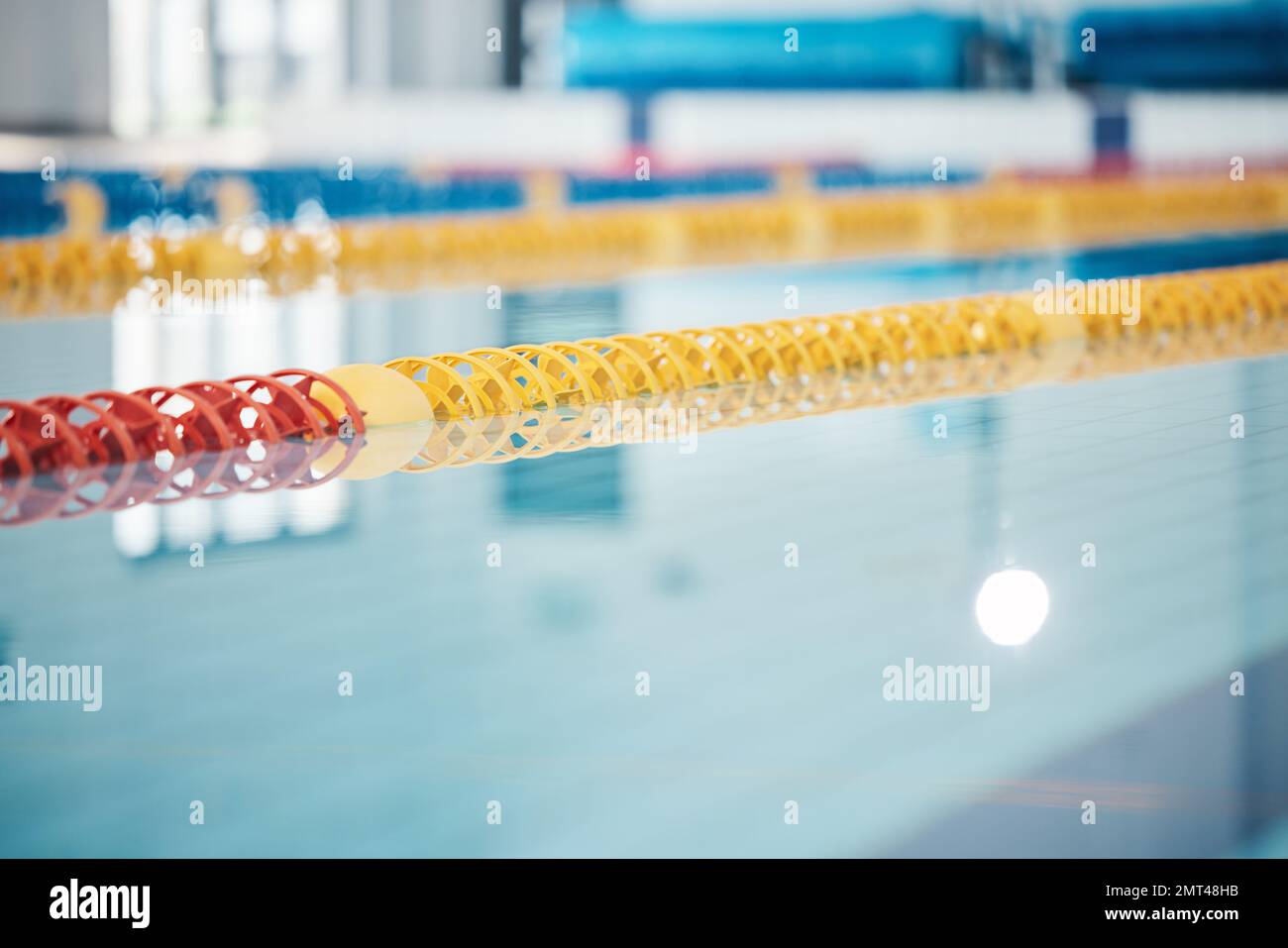 Pool, Wasserspuren für Wettkämpfe oder Rennschlangen für Fitness oder  Unterwassersport leer mit Reflexion. Training, Training und frisches,  klares Schwimmen Stockfotografie - Alamy