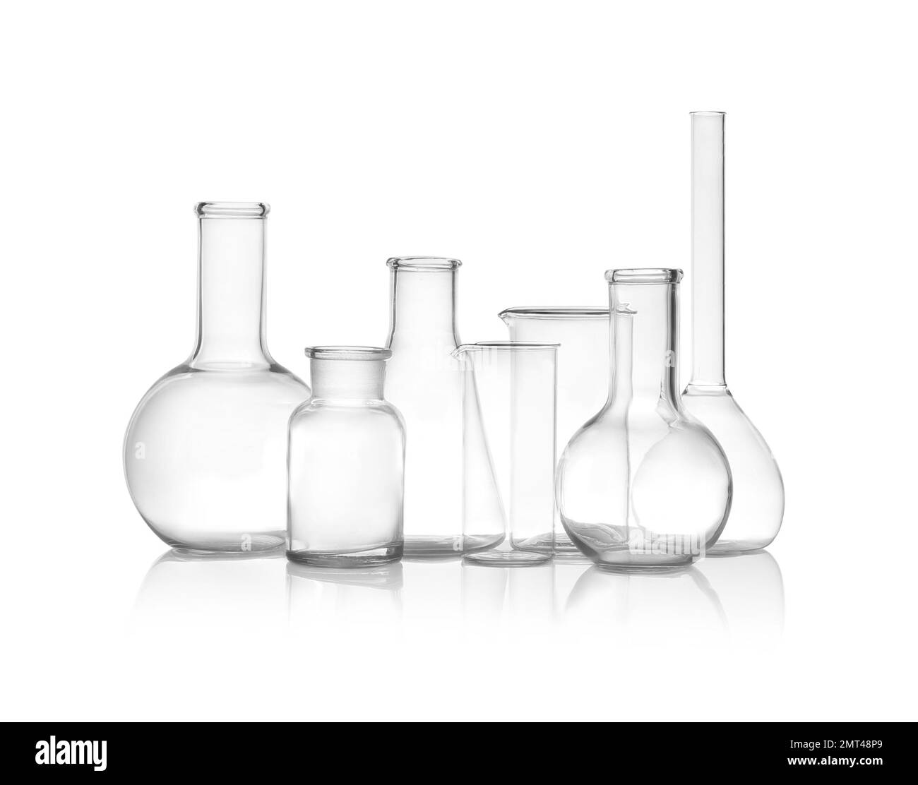 Reinigen Sie leere, auf weiß isolierte Laborglasgeräte Stockfoto