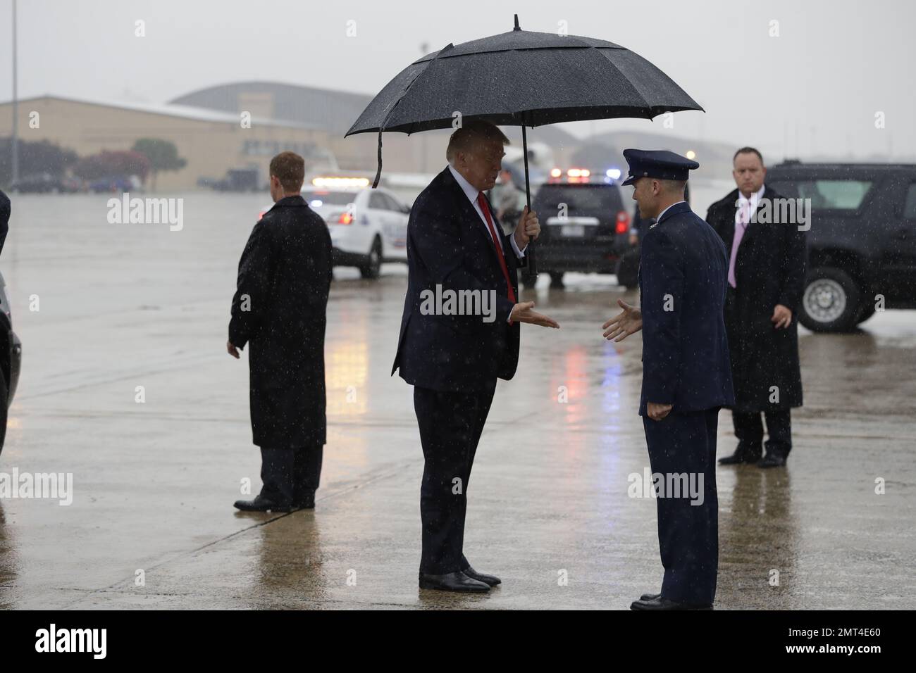 President Donald Trump prepares to before Air Force One at Andrews Air Force Base, Md., Friday, July 28, 2017, on his way to Brentwood, N.Y. for a speech to law enforcement officials on the gang MS-13. (AP Photo/Evan Vucci) Stockfoto