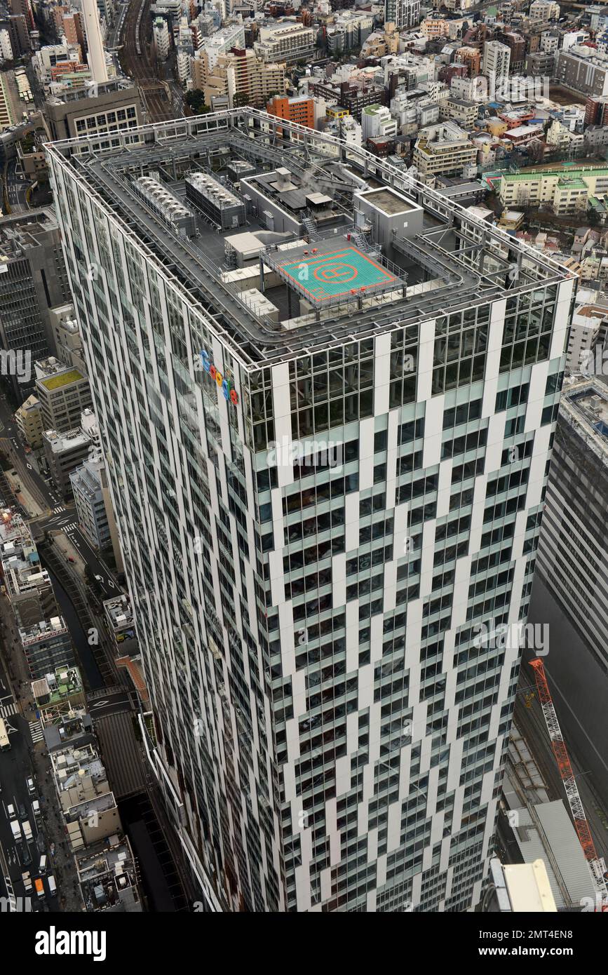 Ein Blick auf das Shibuya Stream Gebäude vom Dach des Scramble Square Gebäudes in Shibuya, Tokio, Japan. Stockfoto