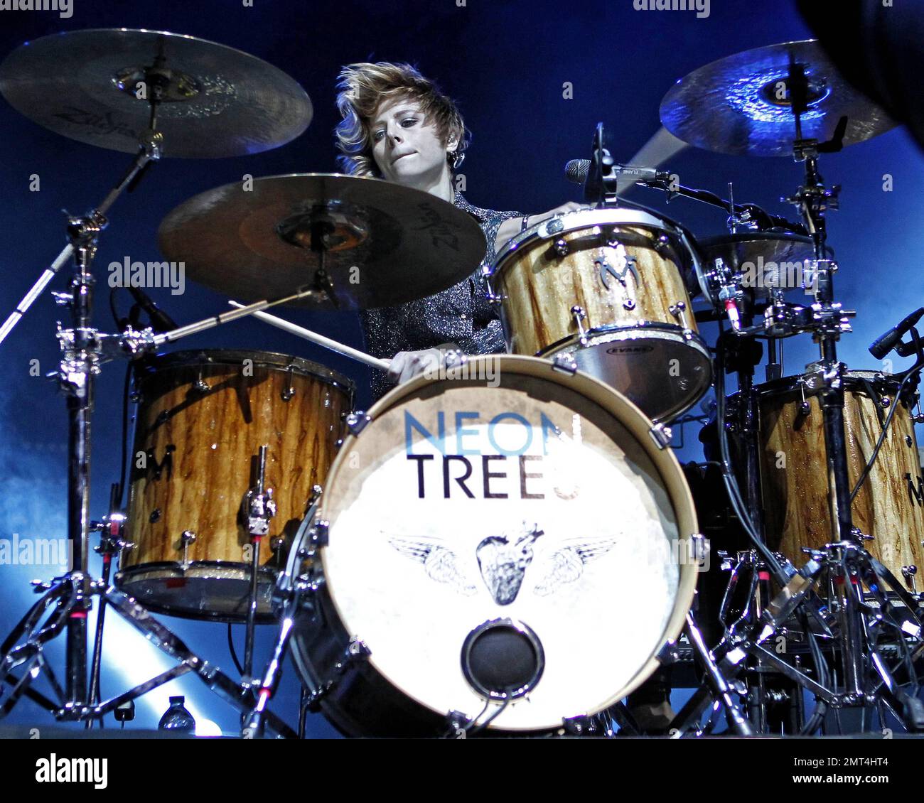 Die Schlagzeugerin Elaine Bradley von Neon Tree tritt mit dem Rest der
