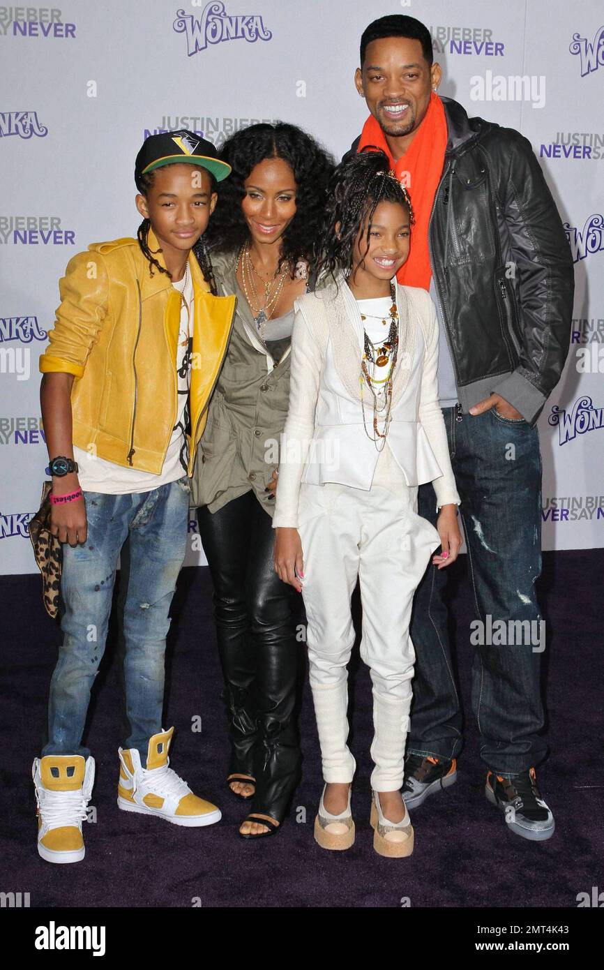 Will Smith, Jada Pinkett Smith, Willow Smith und Jaden Smith bei der Premiere von „Justin Bieber: Never Saw Never“ im Nokia Theatre, LA Live. Los Angeles, Kalifornien. 2/8/11. Stockfoto