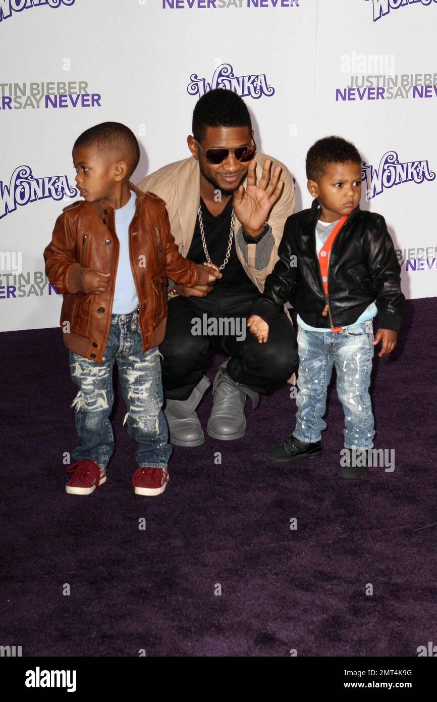 Usher (alias Usher Raymond) mit seinen beiden Söhnen Usher Terry Raymond V „Cinco“, 4, und Naviyd Ely Raymond, 3, bei der Premiere von „Justin Bieber: Never Saw Never“ im Nokia Theatre, LA Live. Los Angeles, Kalifornien. 2/8/11. Stockfoto