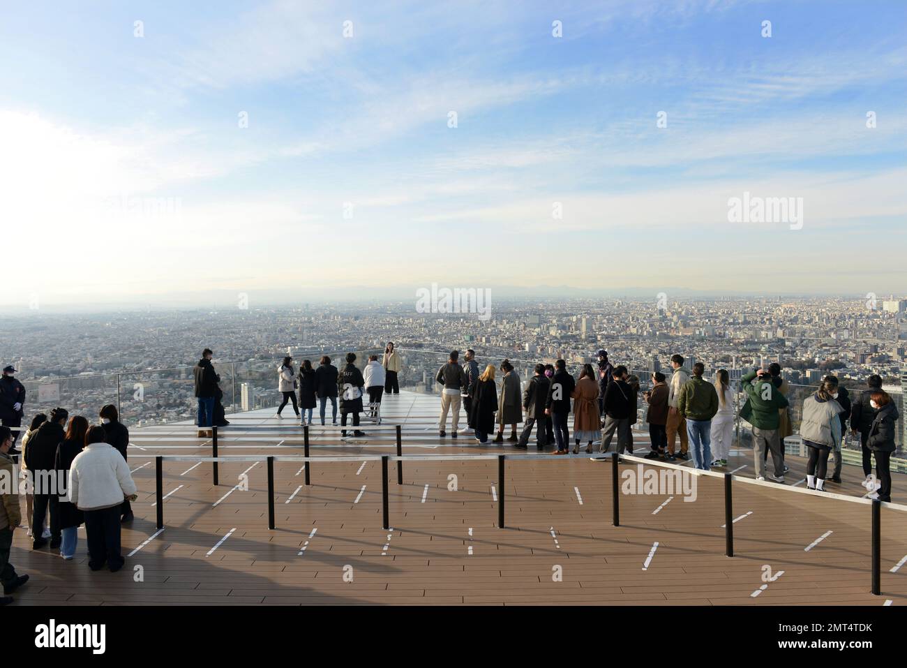 Touristen genießen die Aussicht von der Shibuya Sky Aussichtsplattform auf dem Dach des Scramble Square-Gebäudes in Shibuya, Tokio, Japan. Stockfoto