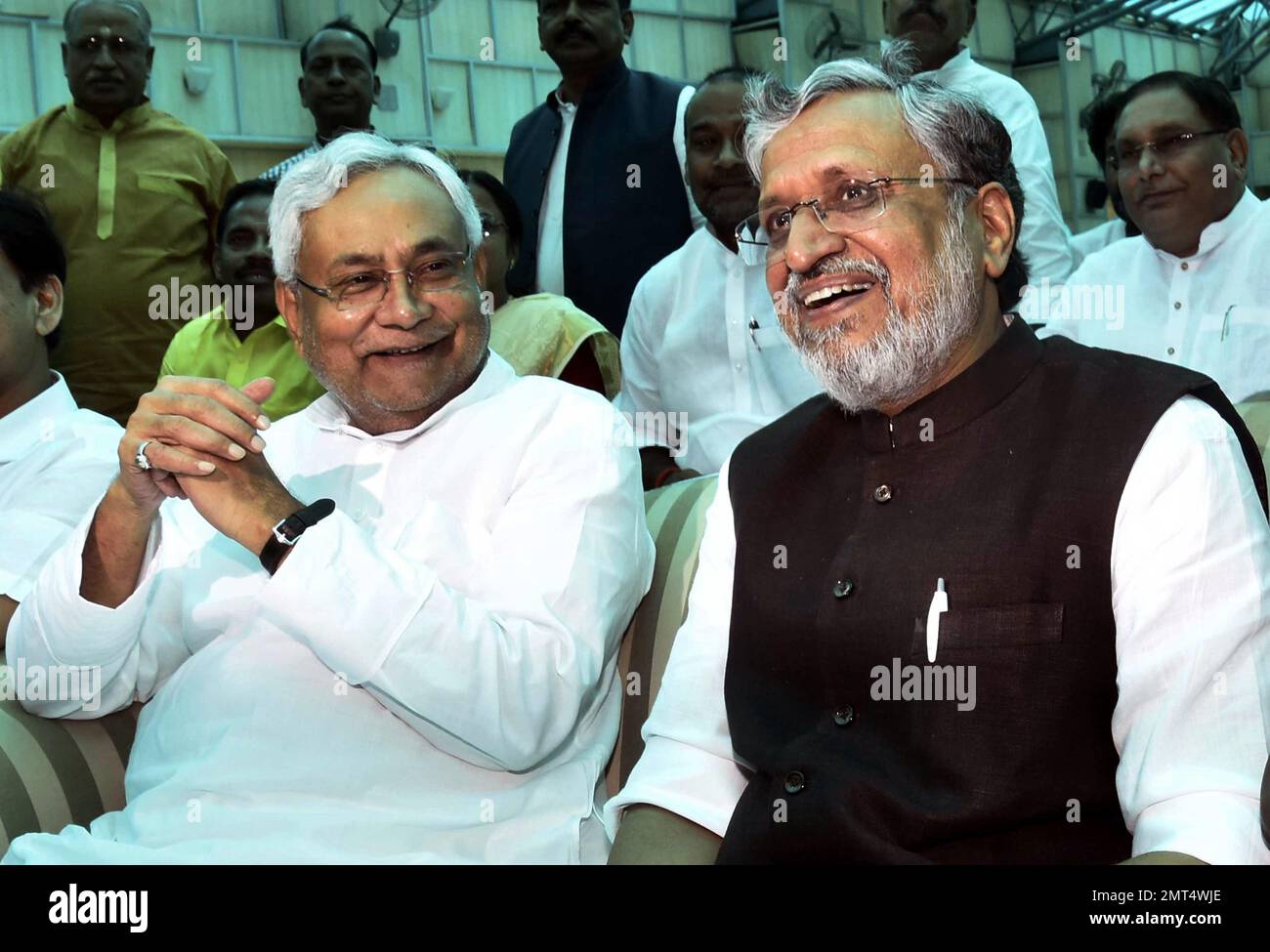 Bihar Chief Minister Nitish Kumar, left, and Deputy Chief Minister Sushil Kumar Modi share a light moment after oath taking ceremony at Raj Bhawan in Patna, India, Thursday, July 27, 2017. Kumar and his party have exited a coalition of parties that ruled the state of Bihar and entered an alliance with India's ruling Bharatiya Janta Party. (AP Photo/Aftab Alam Siddiqui) Stockfoto