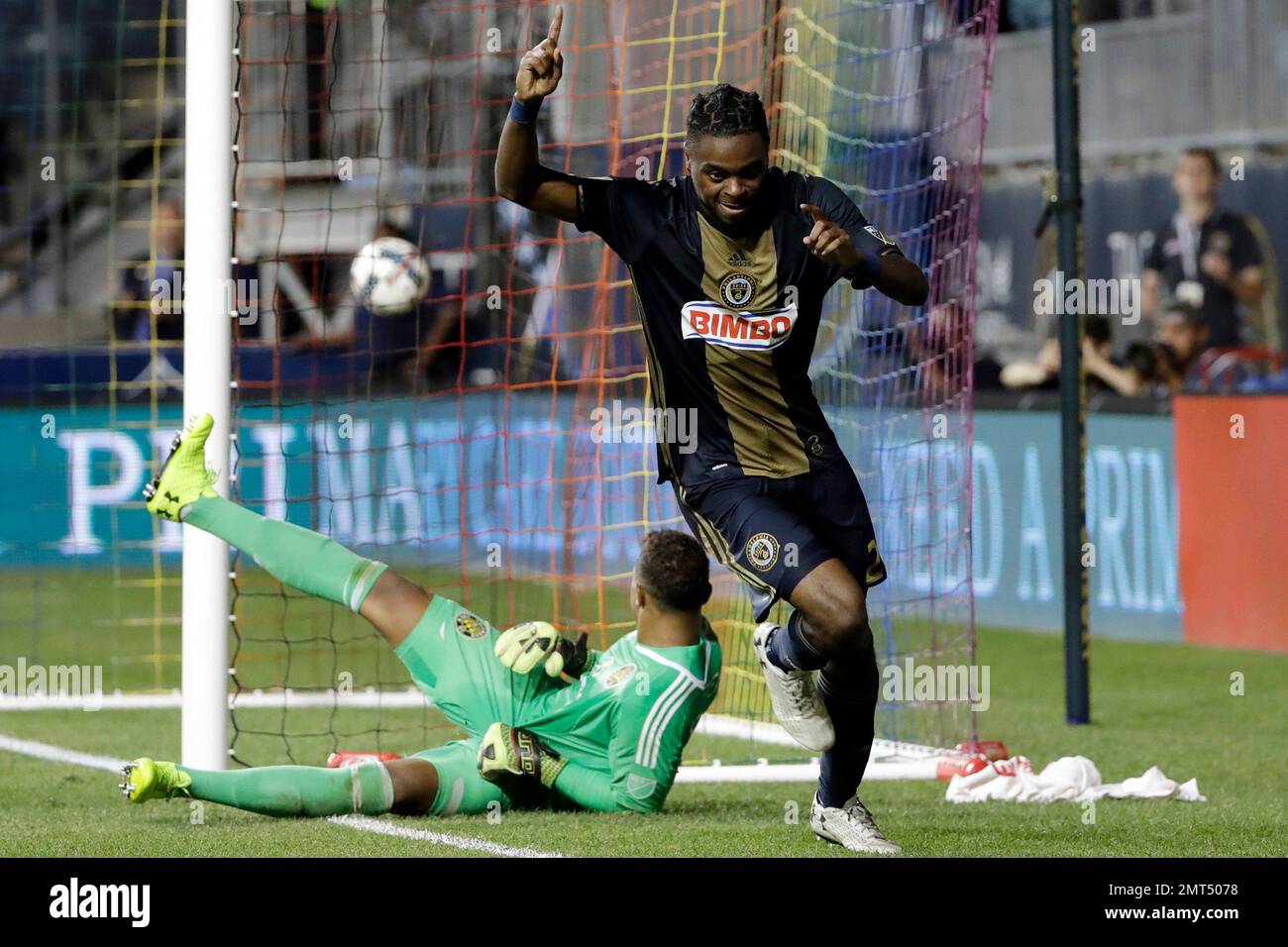 Philadelphia Union's Marcus Epps, right, celebrates after scoring a goal against Columbus Crew's Zack Steffen during the second half of an MLS soccer match, Wednesday, July 26, 2017, in Chester, Pa. Philadelphia won 3-0. (AP Photo/Matt Slocum) Stockfoto