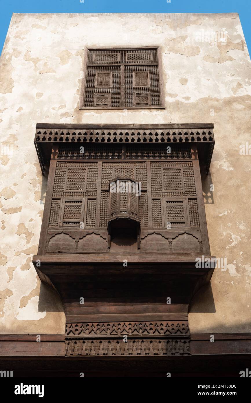 Kairo, Ägypten. Dezember 7. 2022 traditionelle arabische islamische Architektur Mashrabiya Fenster eines restaurierten Gebäudes auf Darb al Asfar, Al Muiz Straße, Khan Stockfoto