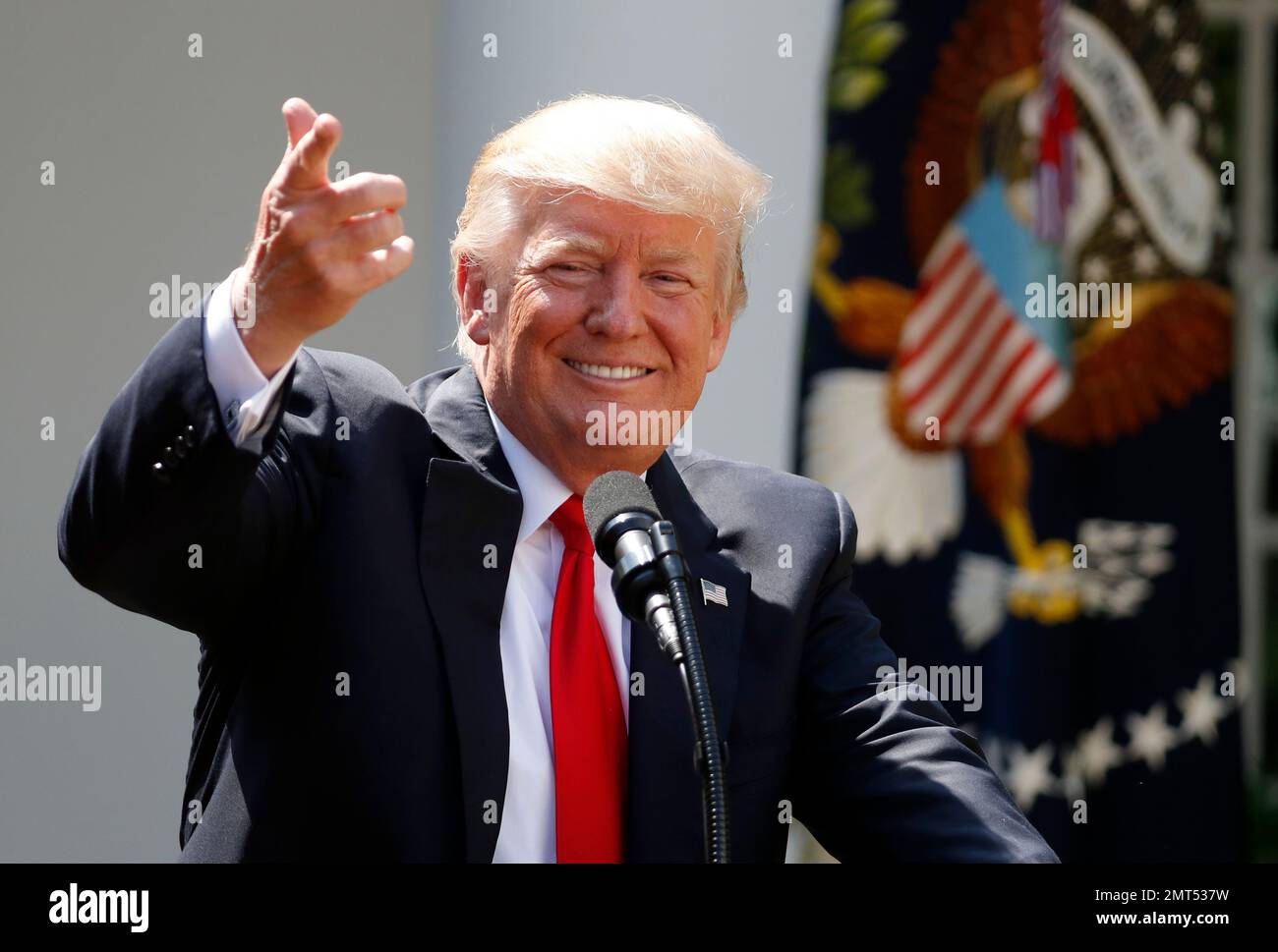 President Donald Trump speaks in the Rose Garden of the White House in Washington, Wednesday, July 26, 2017, at an event with the American Legion Boys Nation and the American Legion Auxiliary Girls Nation. (AP Photo/Alex Brandon) Stockfoto