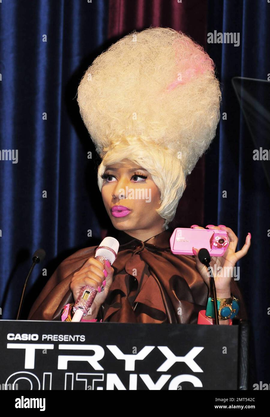 Nicki Minaj trägt ein auffälliges und ziemlich aufschlussreiches Outfit und spricht auf einer Pressekonferenz, auf der Casios neue Kamera TRYX vorgestellt wird. Minaj schloss sich anschließend anderen Prominenten für eine Party an und trat auch auf der Veranstaltung auf. New York, NY. 4/7/11. Stockfoto