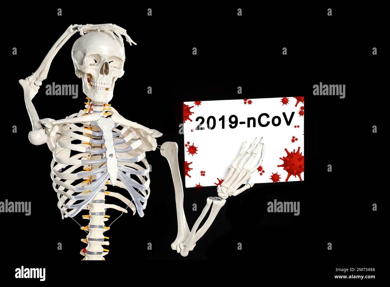 Künstliches menschliches Skelett mit Darstellung des Virus auf schwarzem Hintergrund Stockfoto