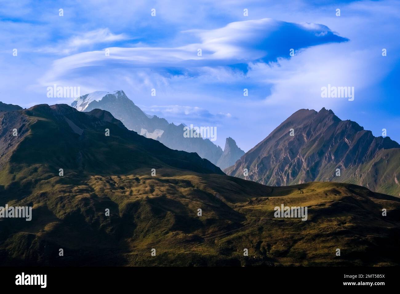 Der Gipfel des Mt. Blanc, überlagert von einer Vogelwolke, vom Little St. Bernard Pass, Col du Petit Saint-Bernard, bei Sonnenuntergang gesehen. Stockfoto Der Gipfel des Mt. Blanc, überlagert von einer Vogelwolke, vom Little St. Bernard Pass, Col du Petit Saint-Bernard, bei Sonnenuntergang gesehen. Stockfoto