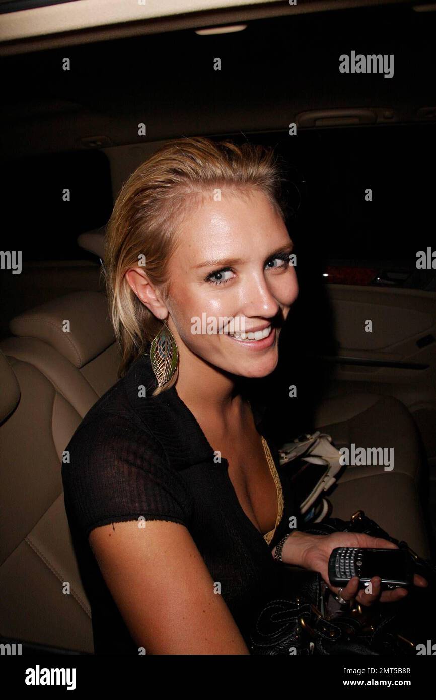 Exklusiv!! Australische Schauspielerin und Model Nicky Whelan lächelt für die Kameras vor dem Nachtclub Villa. Nicky ist vor allem für ihre Rolle als Pepper Steiger in der australischen Fernsehserie „Neighbours“ bekannt. Los Angeles, Kalifornien. 8/2/08. Stockfoto