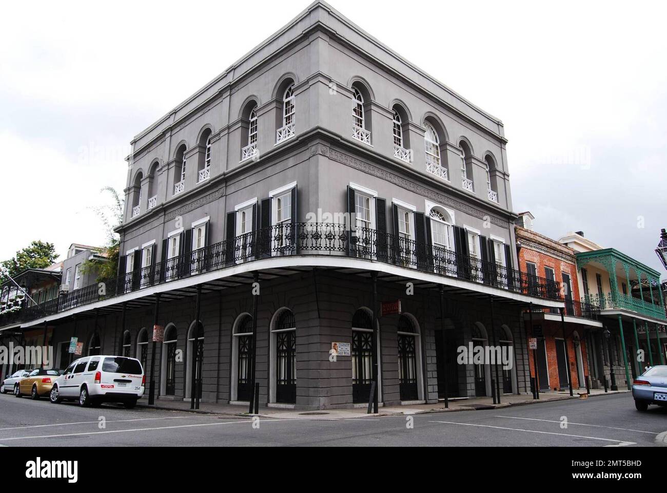 Exklusiv!! Das ist das gespenstische Herrenhaus im French Quarter von New Orleans, das Nicolas Cage für 3.450.000 Dollar gekauft hat. Das 1832 erbaute dreistöckige kreolische Herrenhaus gilt als das am meisten besuchte Haus in New Orleans. Das Anwesen war in seinen frühen Jahren bekannt für die schreckliche Grausamkeit der Familie Lalaurie gegenüber den Sklaven, die floh und nie angeklagt wurde. Cage besitzt auch ein weiteres New Orleans Herrenhaus im Garden District, das er im Juni 2005 für 3.450.000 Dollar gekauft hat. New Orleans, LA, 4/25/07. Alle Stockfoto