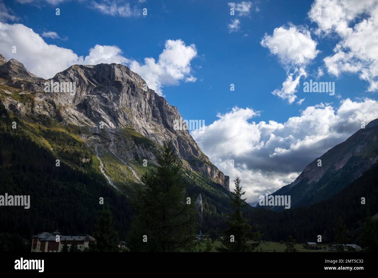 Berg- und Waldlandschaft in Pralognan la Vanoise. Französische alpen Stockfoto