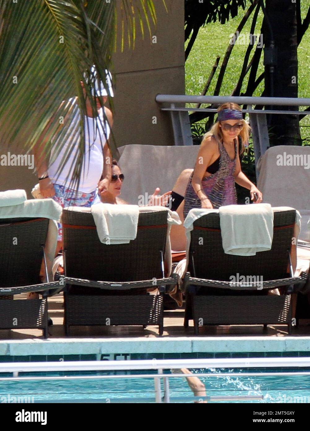 Nicole Richie sieht aus wie eine Hippie-Braut in einem lila Stirnband, einem lila gemusterten Tanktop und jean-Shorts, während sie einen Tag mit Freunden am Pool eines Luxushotels verbringt. Miami Beach, Florida 4/29/11. Stockfoto