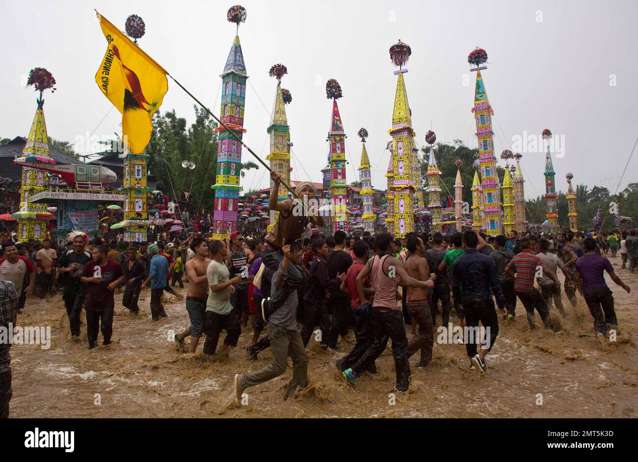 Indian Pnar or Jaintia tribesmen carry 'Rongs' or chariots and dance in ...