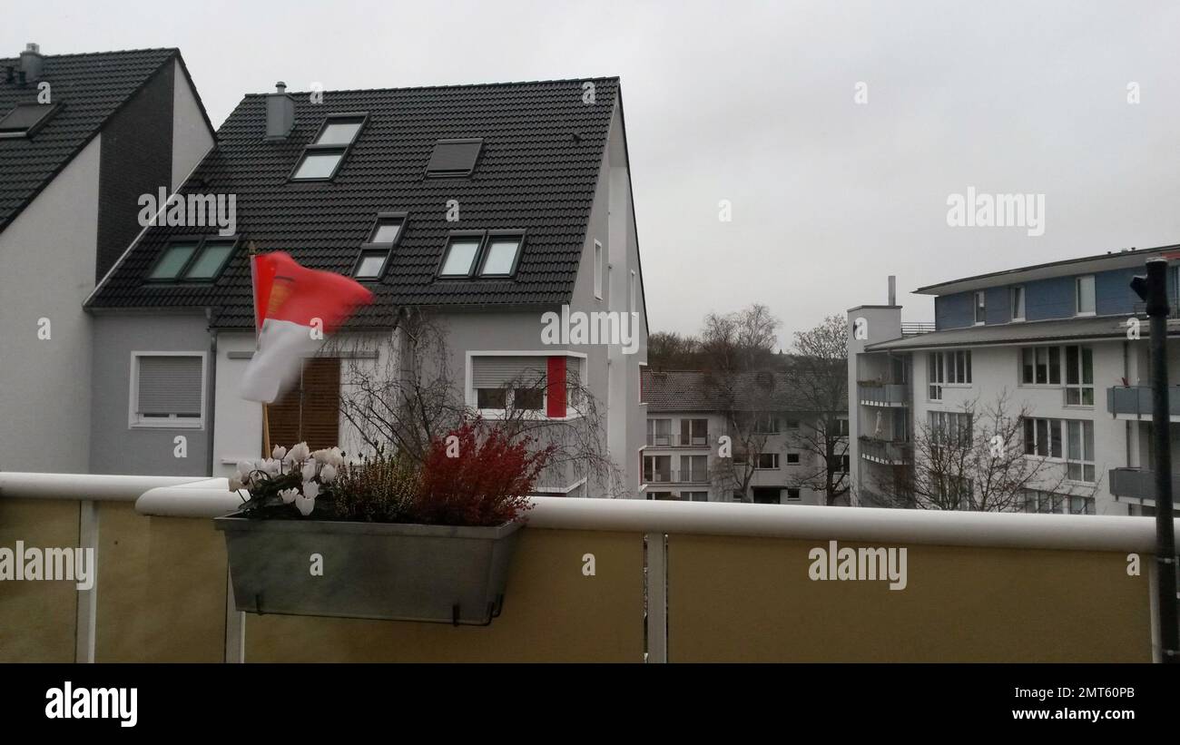 Die Flagge mit dem Kölner Wappen fliegt im Winter auf dem Balkon Stockfoto