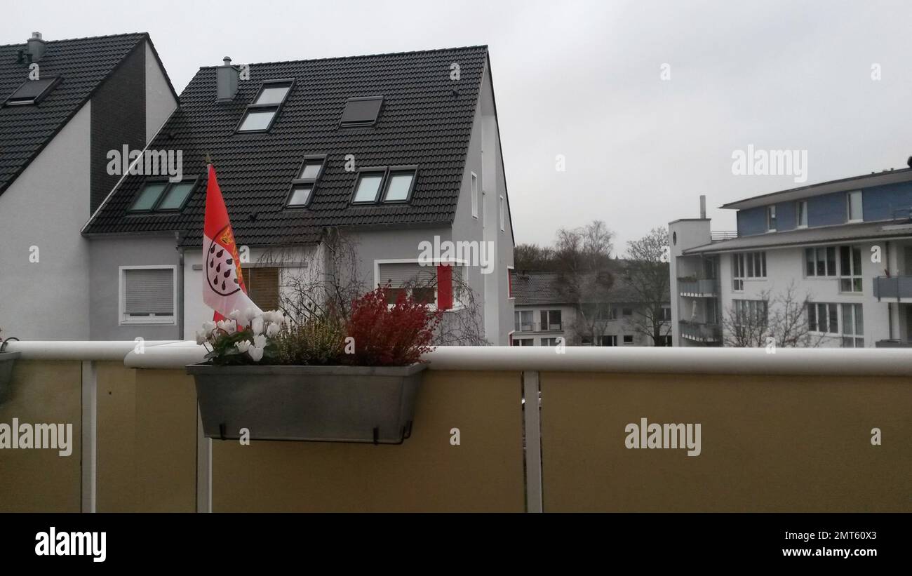 Die Flagge mit dem Kölner Wappen fliegt im Winter auf dem Balkon Stockfoto
