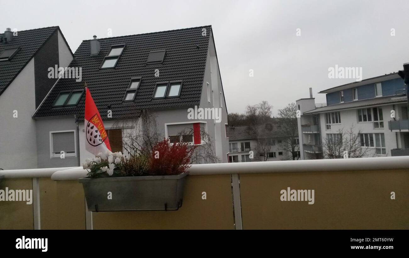 Die Flagge mit dem Kölner Wappen fliegt im Winter auf dem Balkon Stockfoto