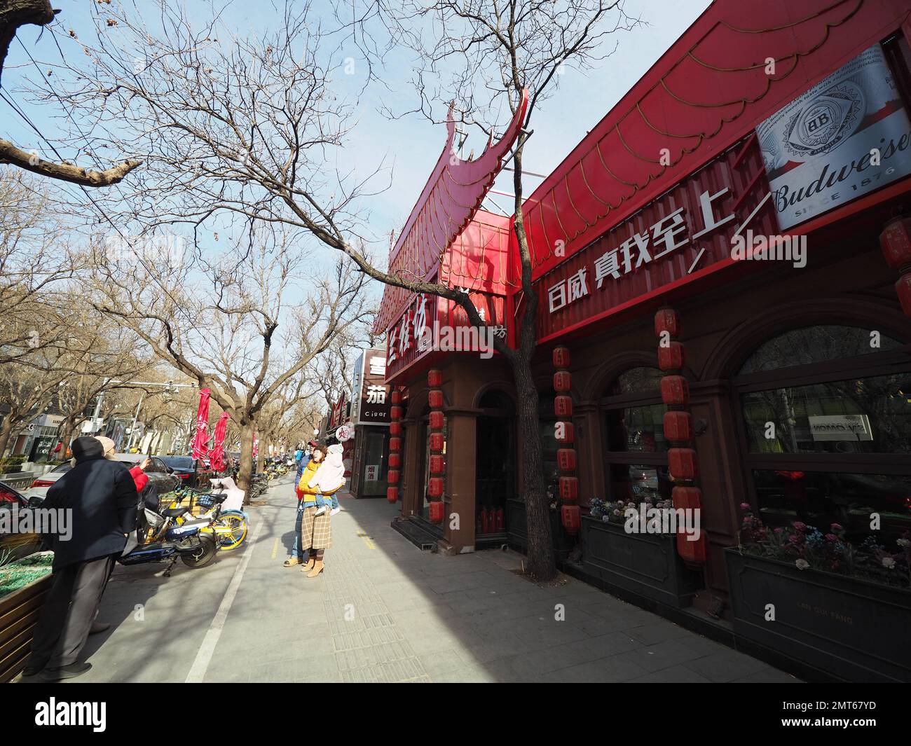 PEKING, CHINA - 1. FEBRUAR 2023 - Ein allgemeiner Blick auf die Sanlitun Bar Street in Chaoyang District, Peking, China, 1. Februar 2023. Die Bar Street wird bald die Hauptrolle spielen Stockfoto