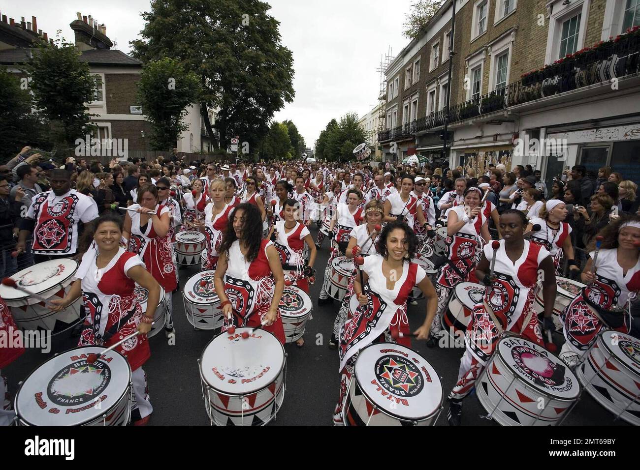 Darsteller marschieren bei einer Parade beim Notting Hill Carnival 2008. Der Notting Hill Carnival findet seit 1965 jährlich statt und wird traditionell von Mitgliedern der karibischen Bevölkerung geführt. Er ist Europas größtes Straßenfestival und das zweitgrößte Straßenfestival der Welt, das jährlich bis zu 2 Millionen Besucher anzieht. London, Großbritannien. 8/25/08. Stockfoto