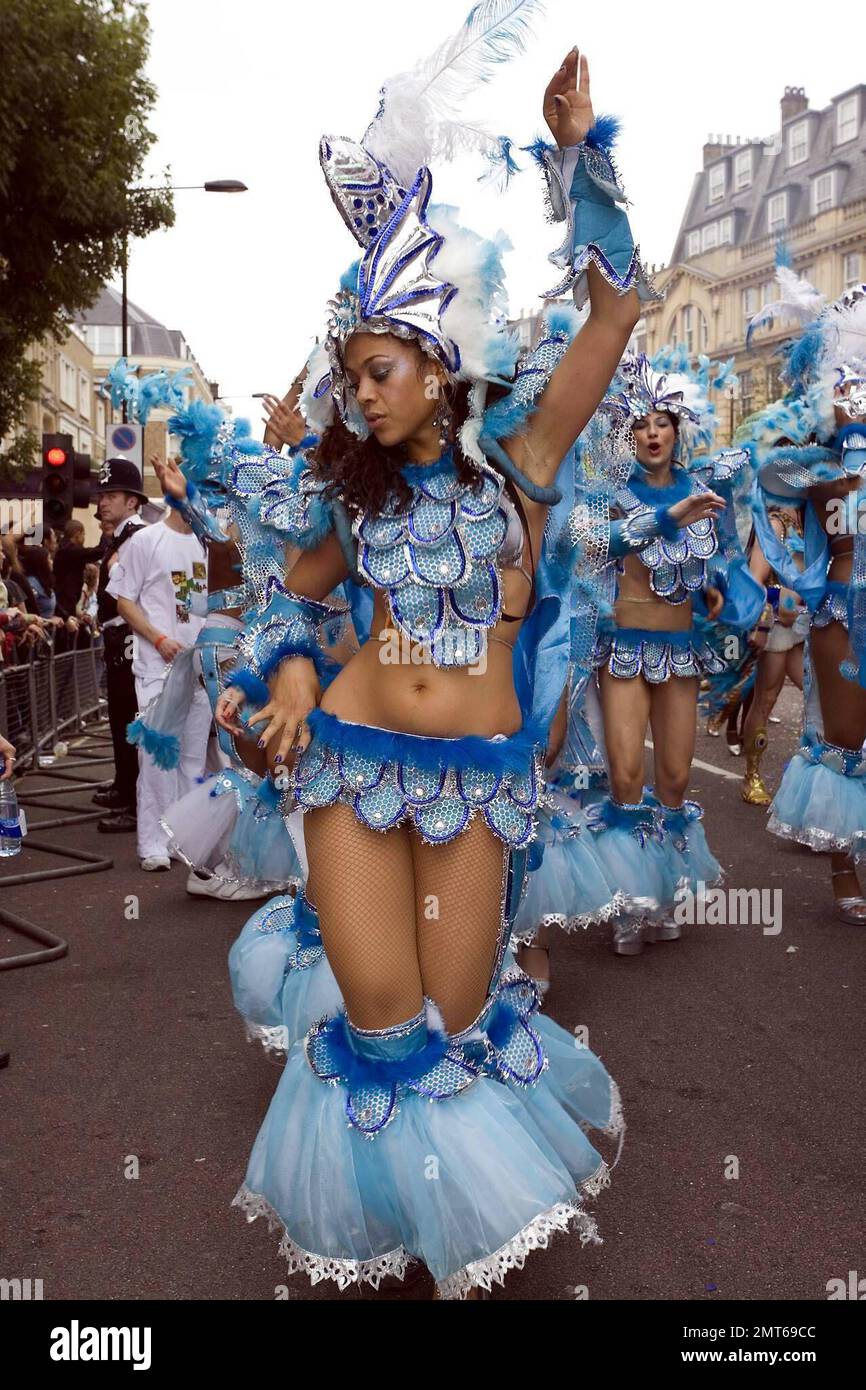 Darsteller marschieren bei einer Parade beim Notting Hill Carnival 2008. Der Notting Hill Carnival findet seit 1965 jährlich statt und wird traditionell von Mitgliedern der karibischen Bevölkerung geführt. Er ist Europas größtes Straßenfestival und das zweitgrößte Straßenfestival der Welt, das jährlich bis zu 2 Millionen Besucher anzieht. London, Großbritannien. 8/25/08. Stockfoto