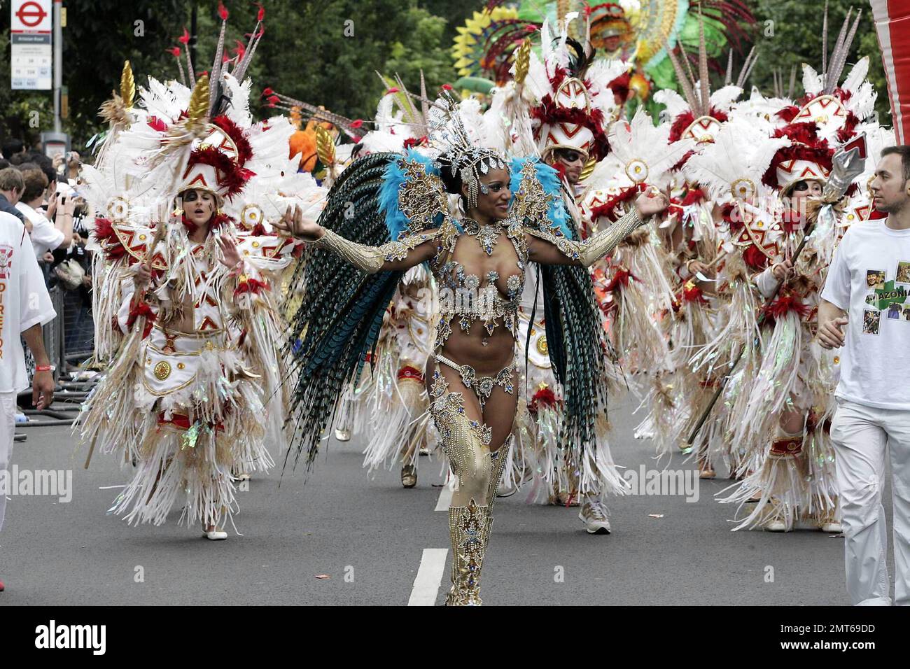 Darsteller marschieren bei einer Parade beim Notting Hill Carnival 2008. Der Notting Hill Carnival findet seit 1965 jährlich statt und wird traditionell von Mitgliedern der karibischen Bevölkerung geführt. Er ist Europas größtes Straßenfestival und das zweitgrößte Straßenfestival der Welt, das jährlich bis zu 2 Millionen Besucher anzieht. London, Großbritannien. 8/25/08. Stockfoto