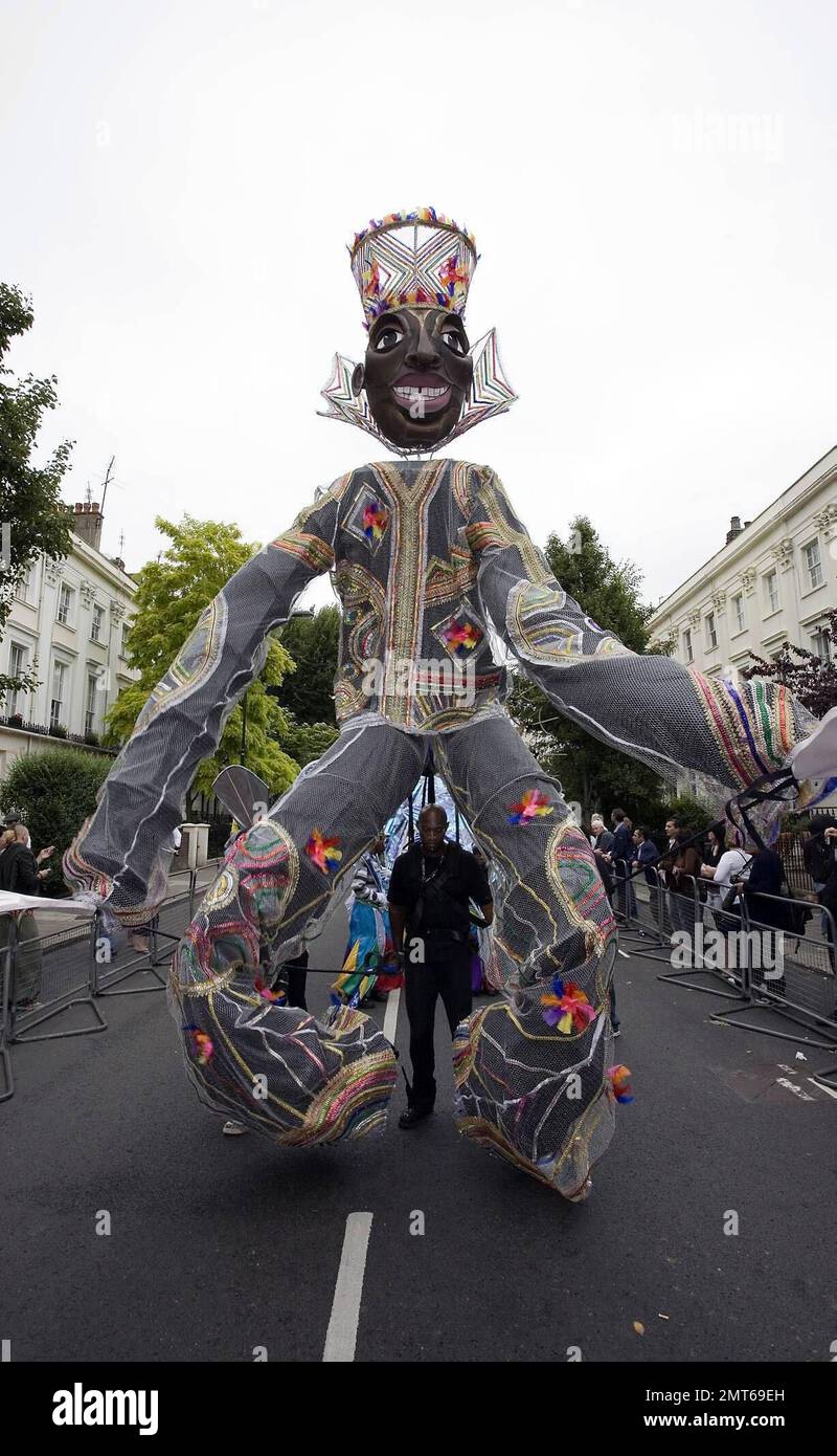 Darsteller marschieren bei einer Parade beim Notting Hill Carnival 2008. Der Notting Hill Carnival findet seit 1965 jährlich statt und wird traditionell von Mitgliedern der karibischen Bevölkerung geführt. Er ist Europas größtes Straßenfestival und das zweitgrößte Straßenfestival der Welt, das jährlich bis zu 2 Millionen Besucher anzieht. London, Großbritannien. 8/25/08. Stockfoto